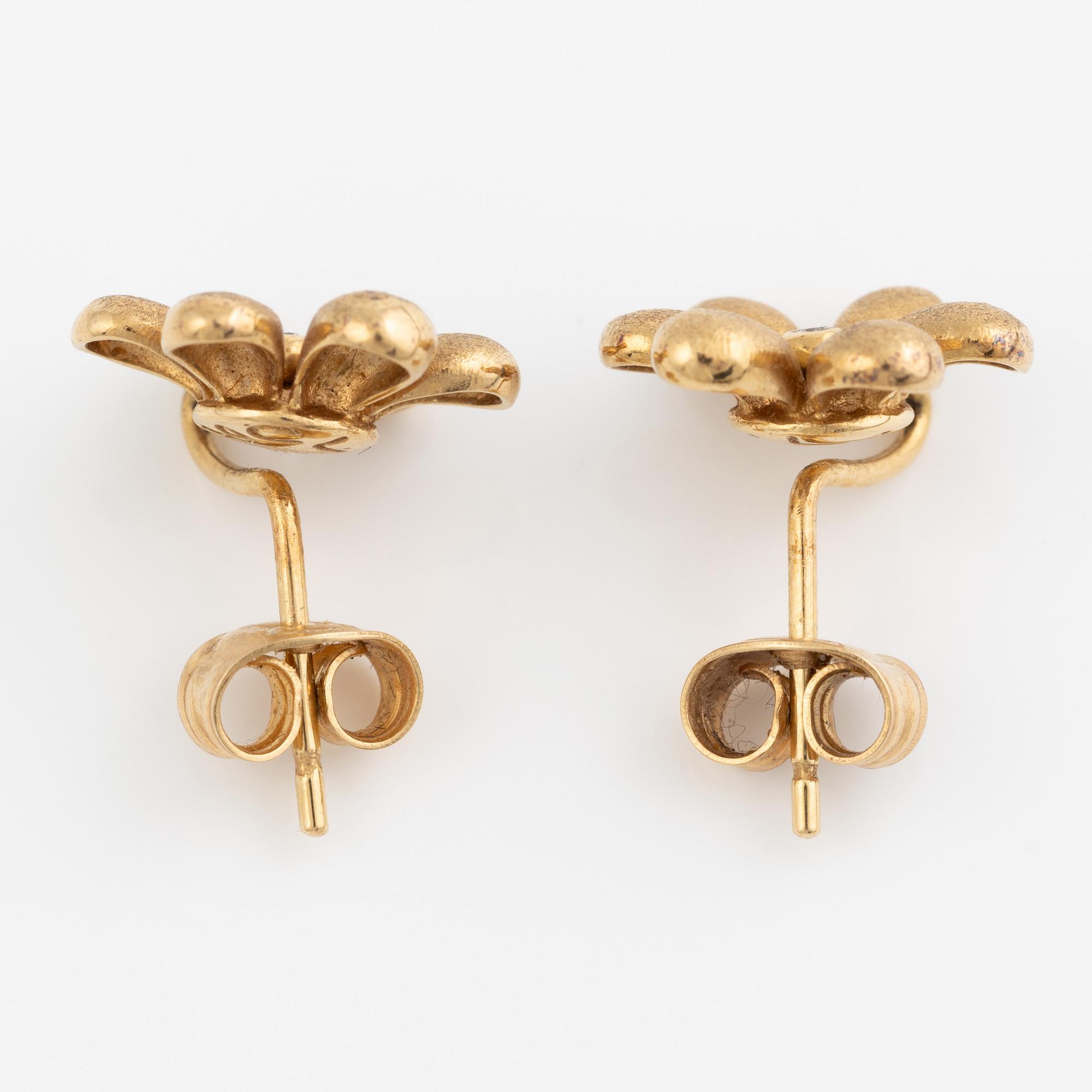 Ole Lynggaard a pair of earrings in 18k gold set with round brilliant-cut diamonds.