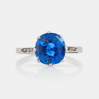 1116. RING med obehandlad ceylonsafir, 2.63 ct, samt gammalslipade diamanter totalt ca 0.08 ct.