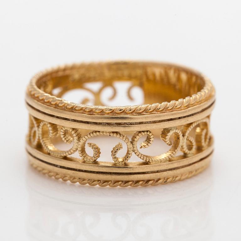 Kalevala Koru, an 18K gold 'Filigree' ring, Helsinki 2001.