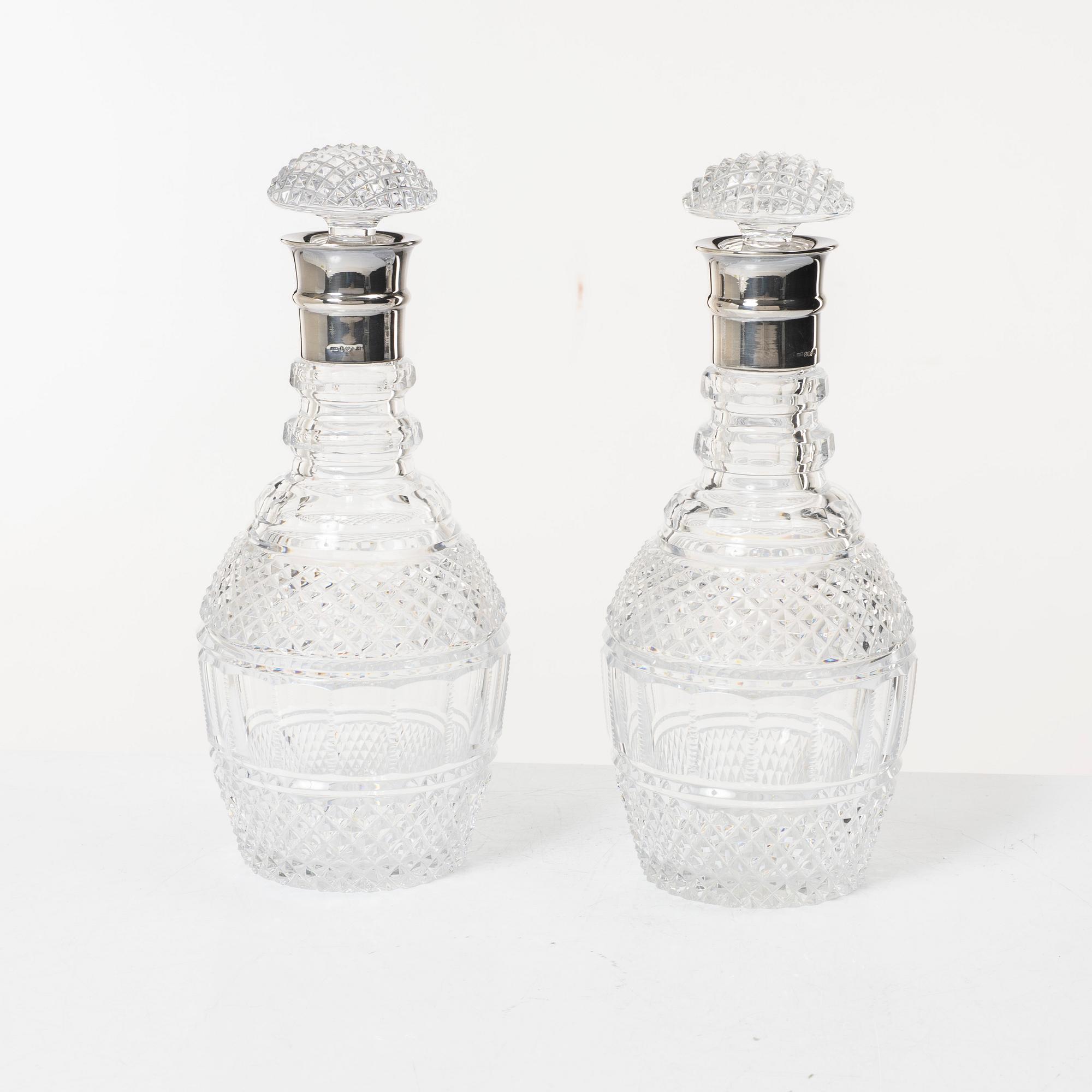 Karaffer med propp, ett par, glas, England/Irland 1800-tal med senare silverskoning.