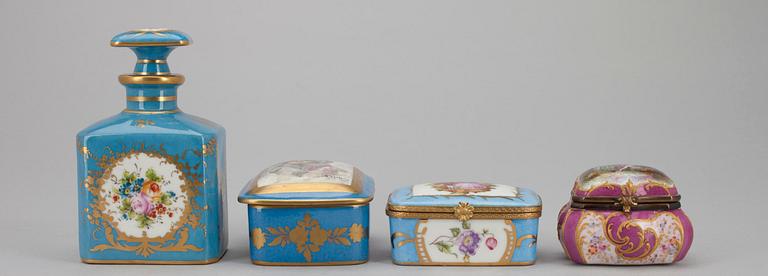 FLASKA samt ASKAR, 3 st, porslin, rokokostil, möjligen Frankrike 1900-tal.