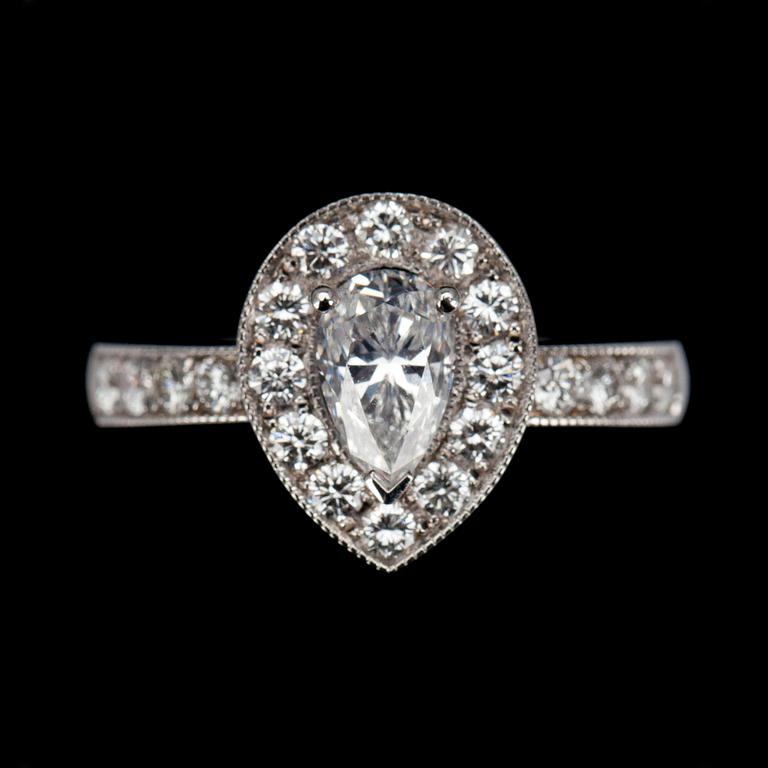RING, vitguld 18K, mittstenen droppslipad diamant 1,01ct, sidostenar tot. 0,65ct. G/VS. Intyg 220.