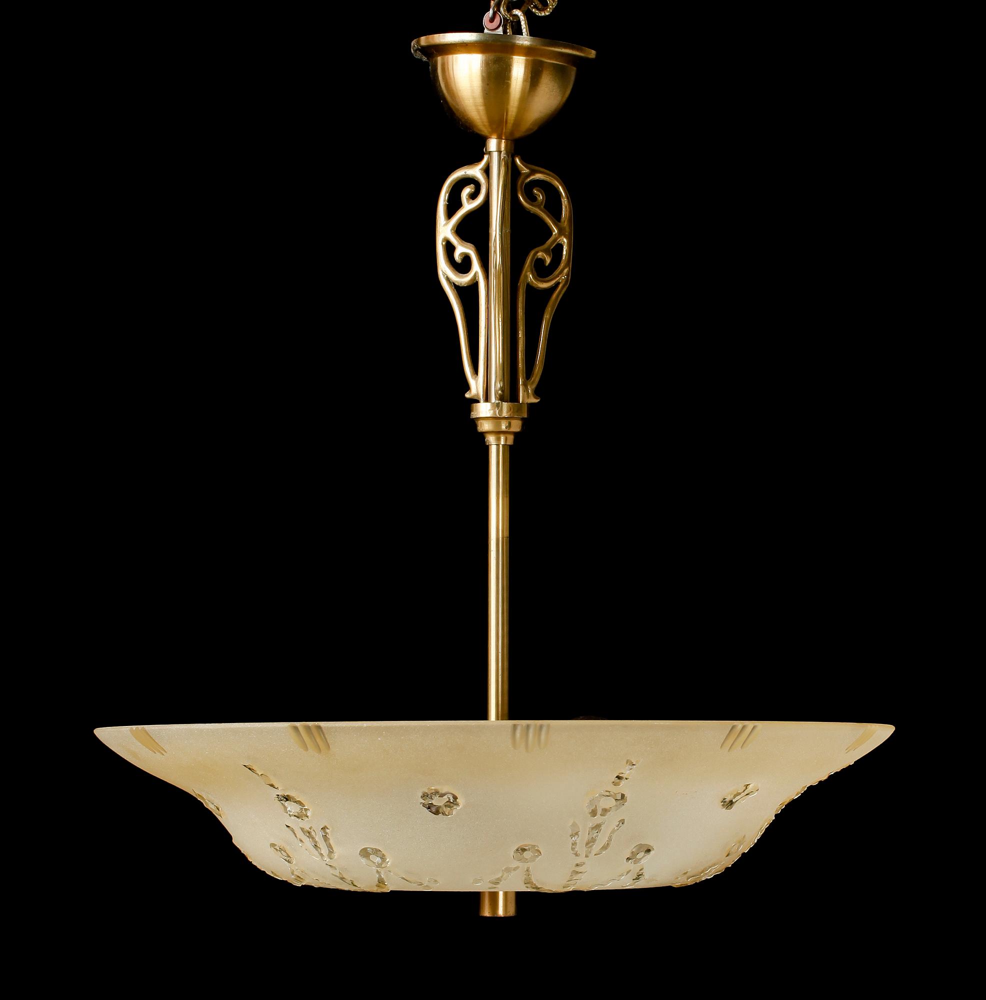 TAKLAMPA, stomme av mässing, kupa av råglas, 1900-talets mitt. H 58.