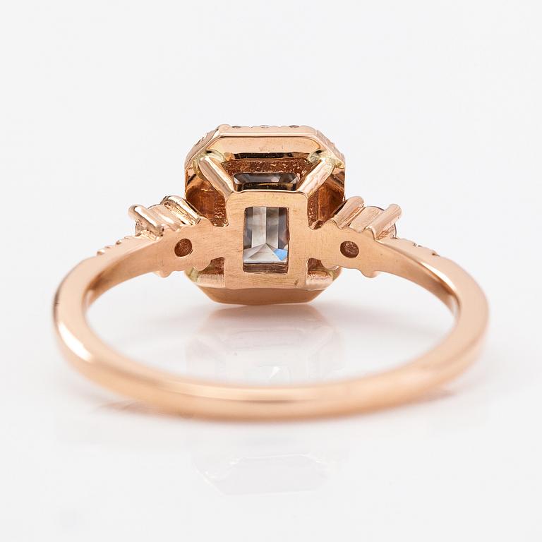 Ring, 14K roséguld med diamanter ca 1.38 ct tot. Med AIG-certifkat.
