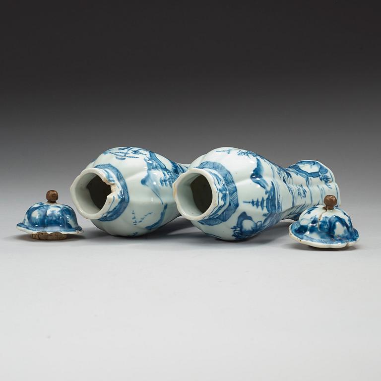 URNOR med LOCK, ett par, porslin. Qing dynastin, Kangxi (1662-1722).