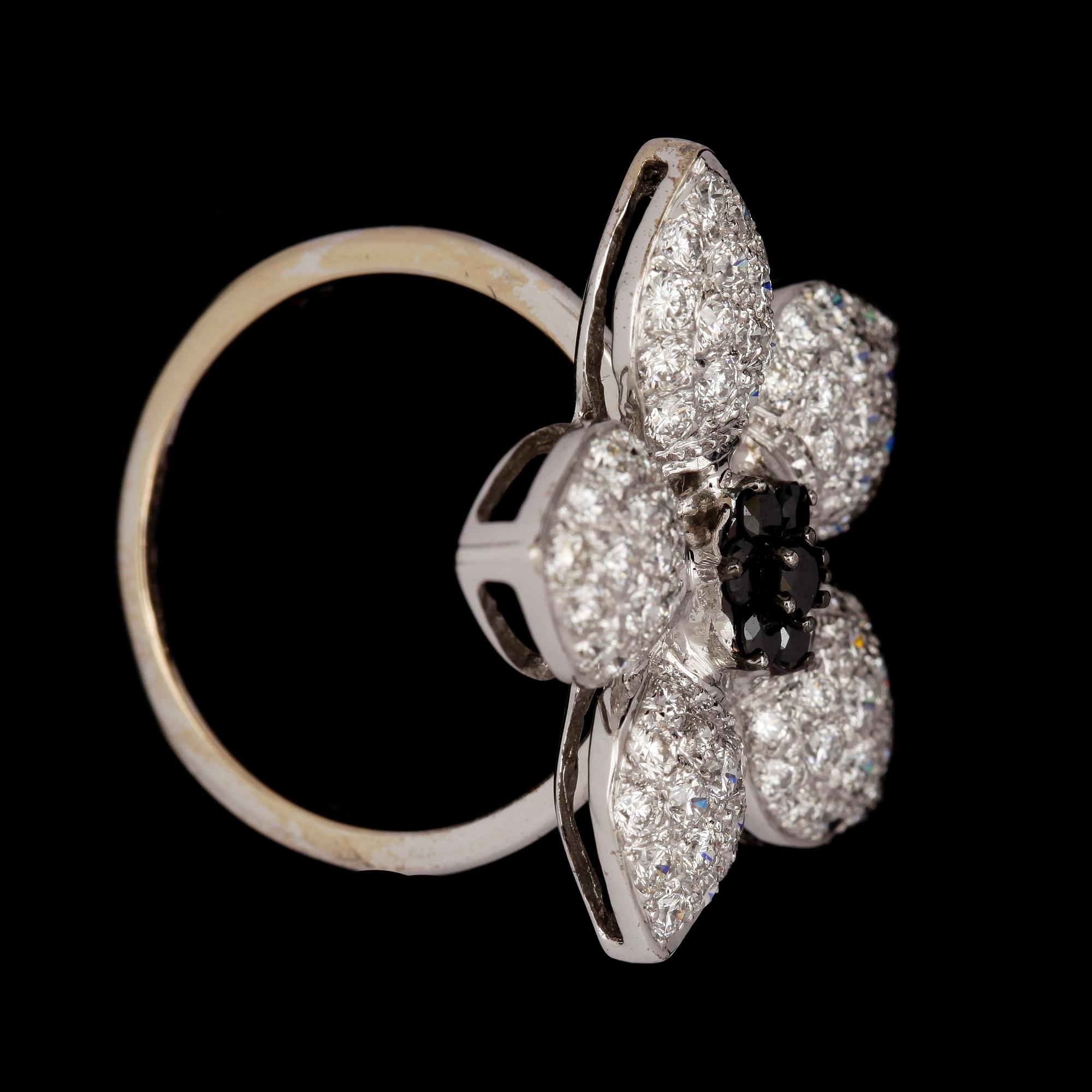 RING, 18k vitguld med svarta o vita briljantslipade diamanter tot ca1,87ct. Vikt 7,5g.