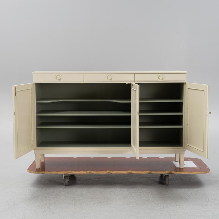 Carl Malmsten, sideboard, "Herrgården", Åfors Möbelfabrik, daterad 1980.