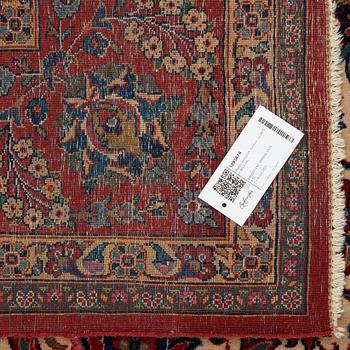 A carpet, semi-antique, Kashan, ca 291,5 x 183,5 cm.