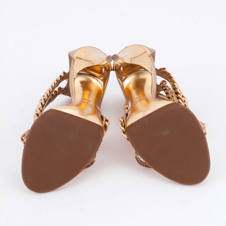 GIUSEPPE ZANOTTI för BALMAIN, a pair of gold leather and chain sandals. Size 39 1/2.