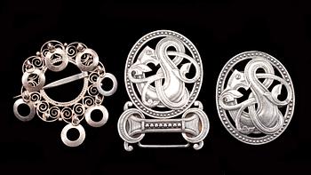 DRÄKTSMYCKEN, 13 delar. Silver. 1900-talets första hälft.  Vikt tot ca 190 g.