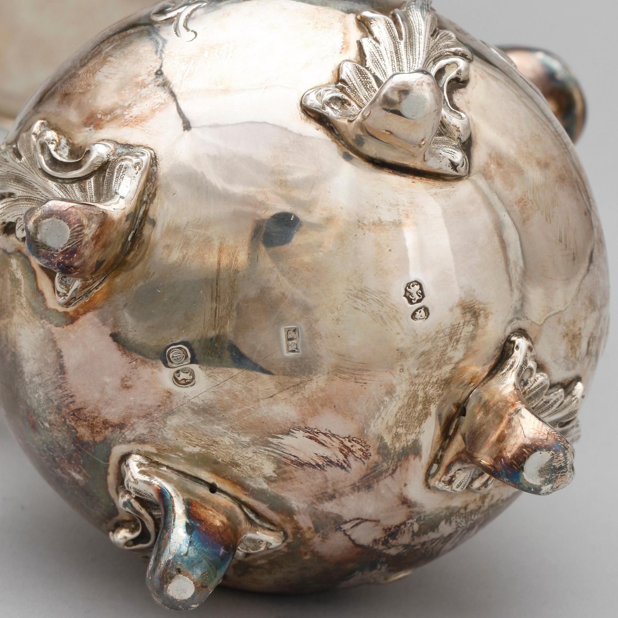 GRÄDDKANNOR, 2 st, silver, London, England, bland annat 1801. Total vikt ca 400 gram.