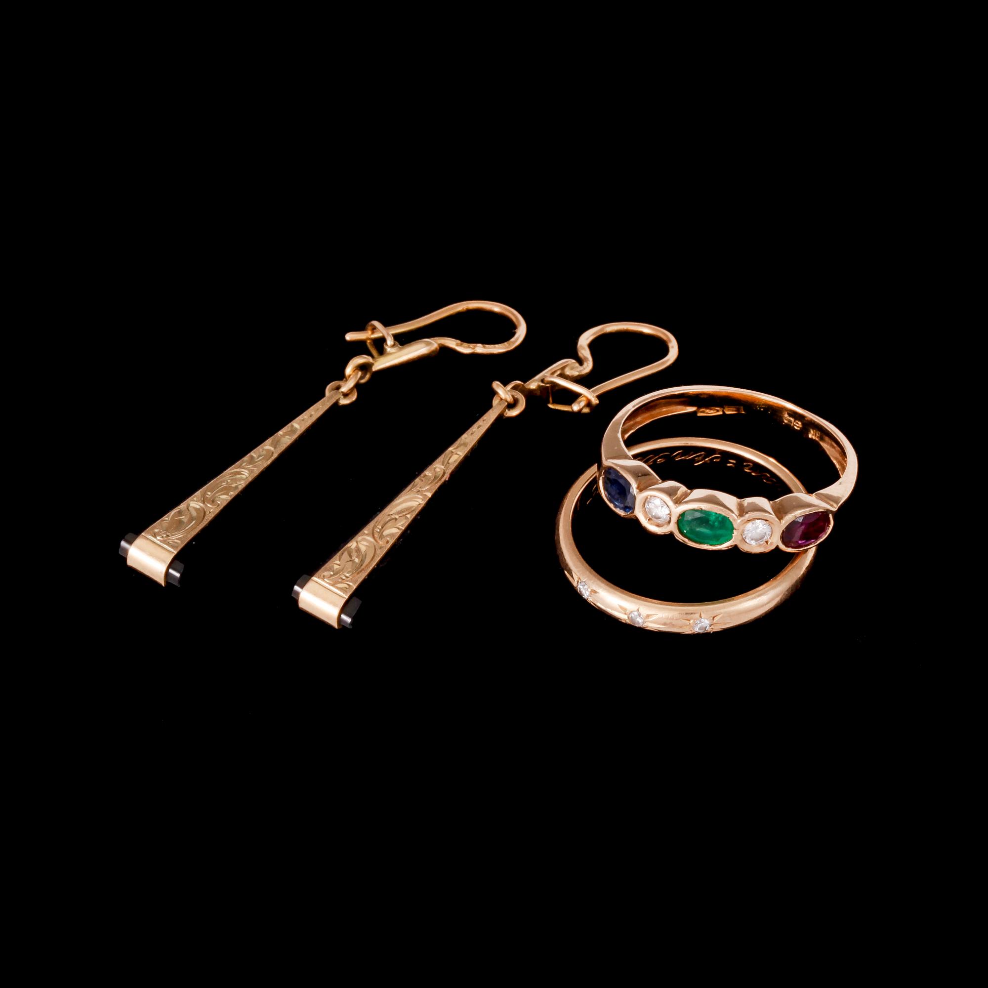 RINGAR 2st samt ÖRHÄNGEN ett par, 18k guld, med diamanter, smaragd, safir och rubin. Totvikt: ca 6g.