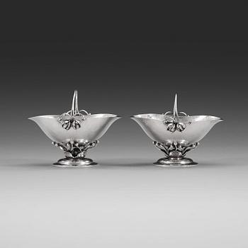 563. GEORG JENSEN, skålar, ett par, Köpenhamn ca 1915-21, design nr 235,
