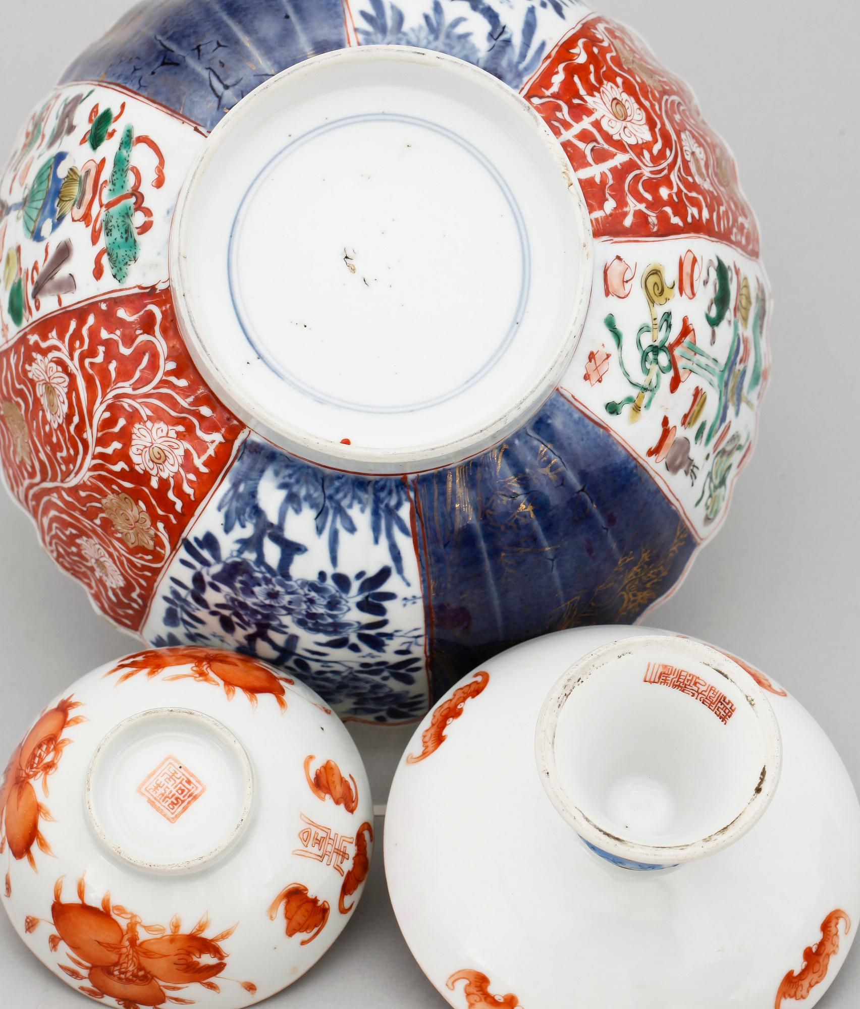 PARTI PORSLIN, 12 delar, porslin och stengods, bla Tongzhi (1862-73), Kina, samt Japan, 1800-1900-tal.