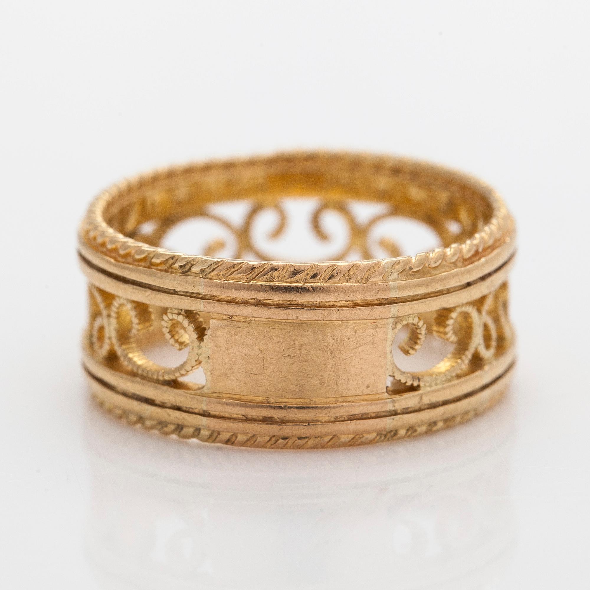 Kalevala Koru, an 18K gold 'Filigree' ring, Helsinki 2001.