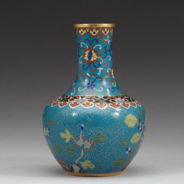 A Cloisonné vase, Qing dynasty, 19th Century.