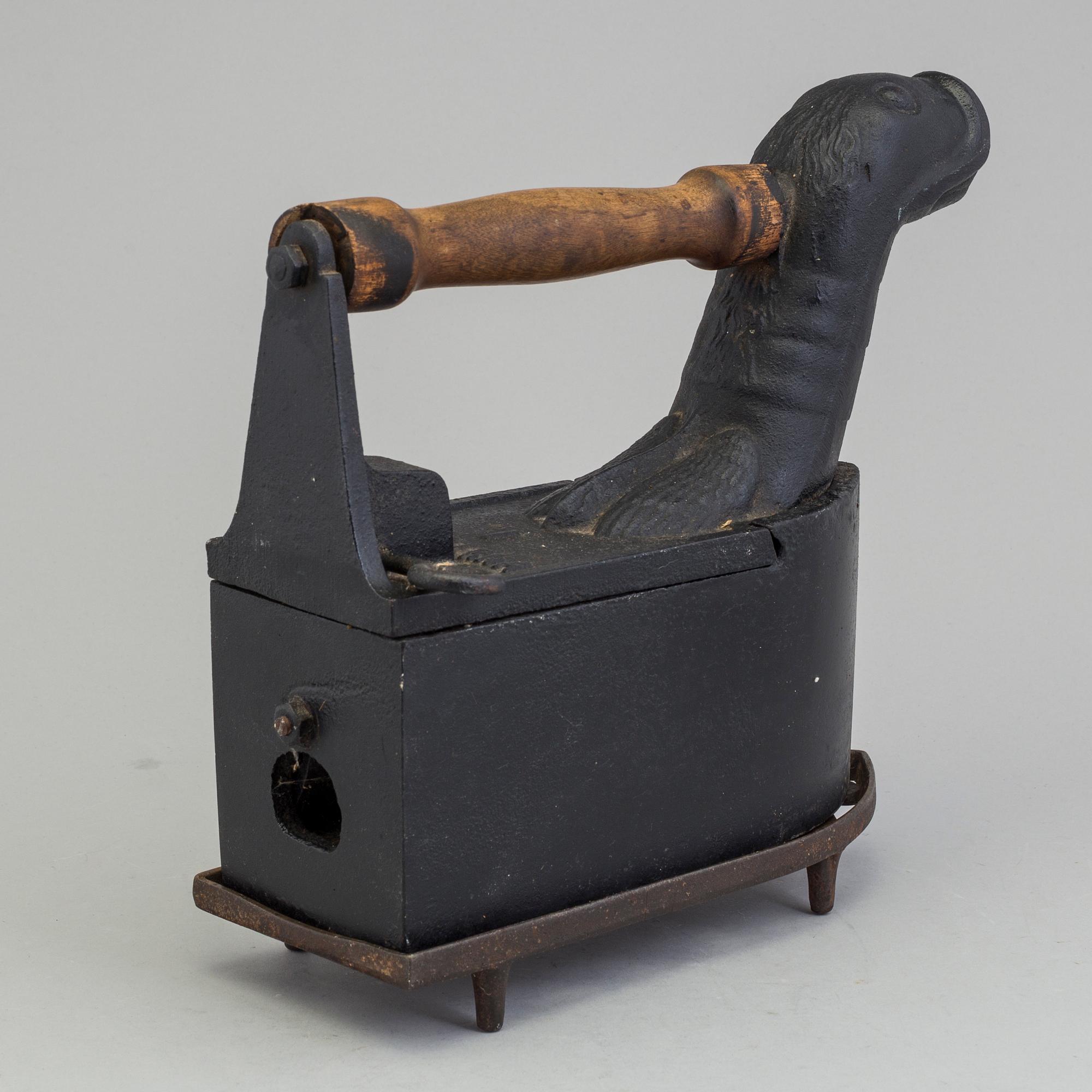 STRYKJÄRN PÅ STÄLL, gjutjärn, Husqvarna, 1800-tal.