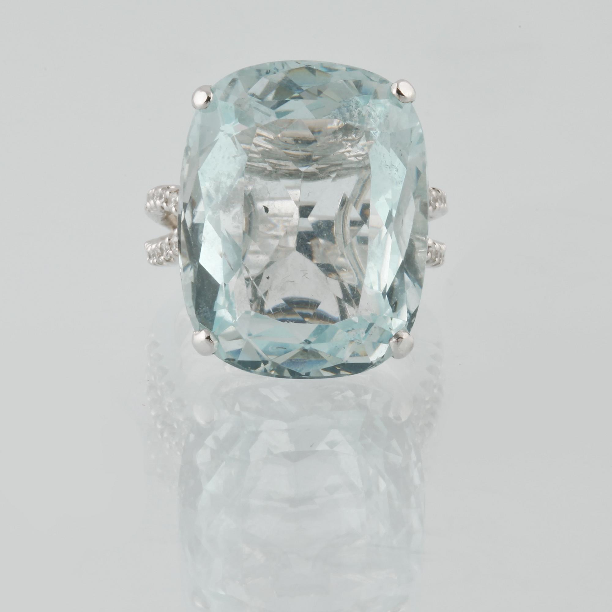 RING, 18K vitguld med briljantslipade diamanter 0.73 ct samt antikslipad akvamarin. Vikt 12,1 gram.