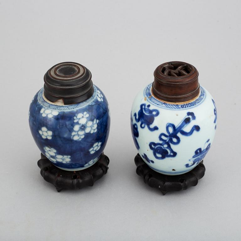 Tekrukor, två stycken, porslin. Qingdynastin, Kangxi (1662-1722).