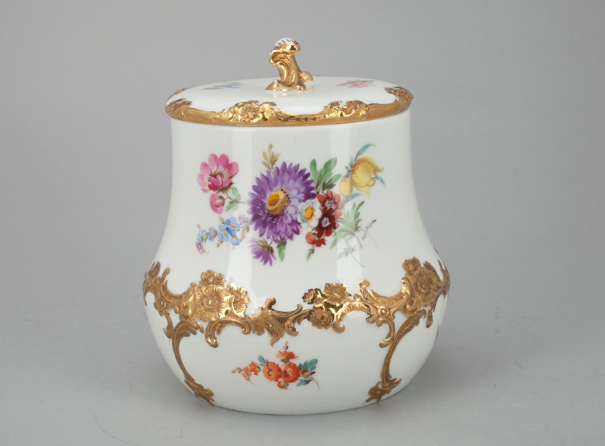 SKÅL MED LOCK, porslin, Meissen, 1900-talets början.