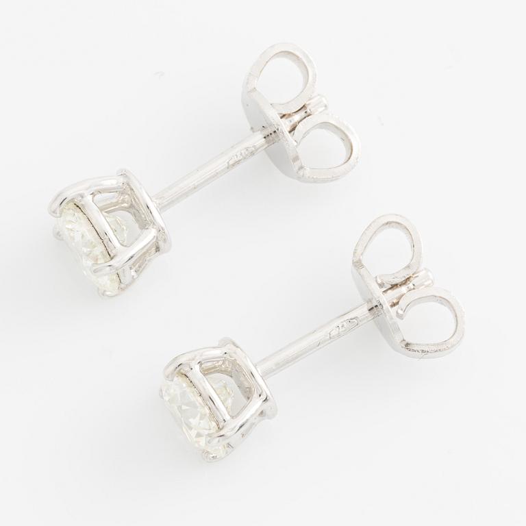 Earrings with brilliant-cut diamonds, accompanied by an IGI report.