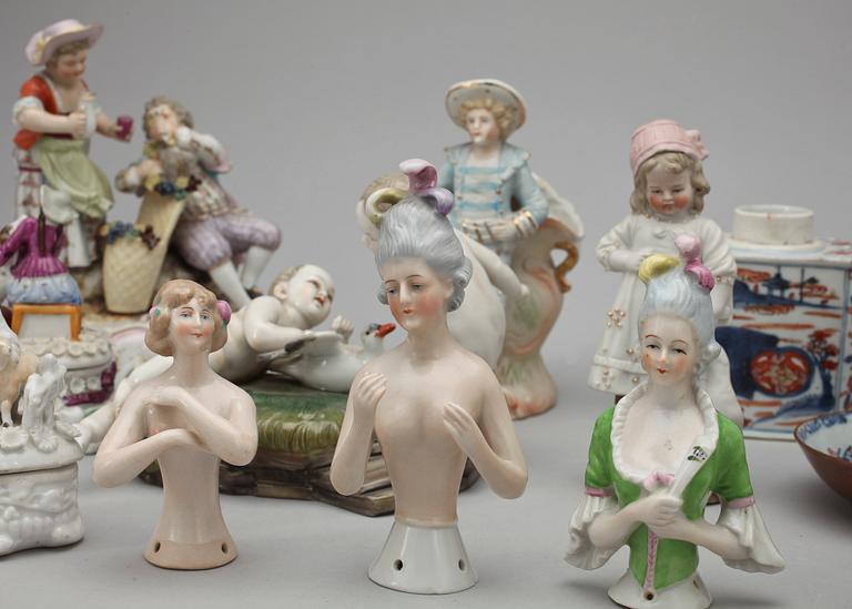 PARTI PRYDNANDSFÖREMÅL, 18 delar, porslin. 1900-tal.