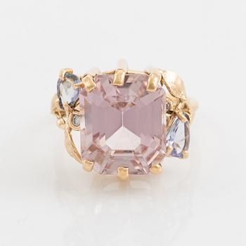 Ring med kunzit, tanzaniter och briljantslipade diamanter.