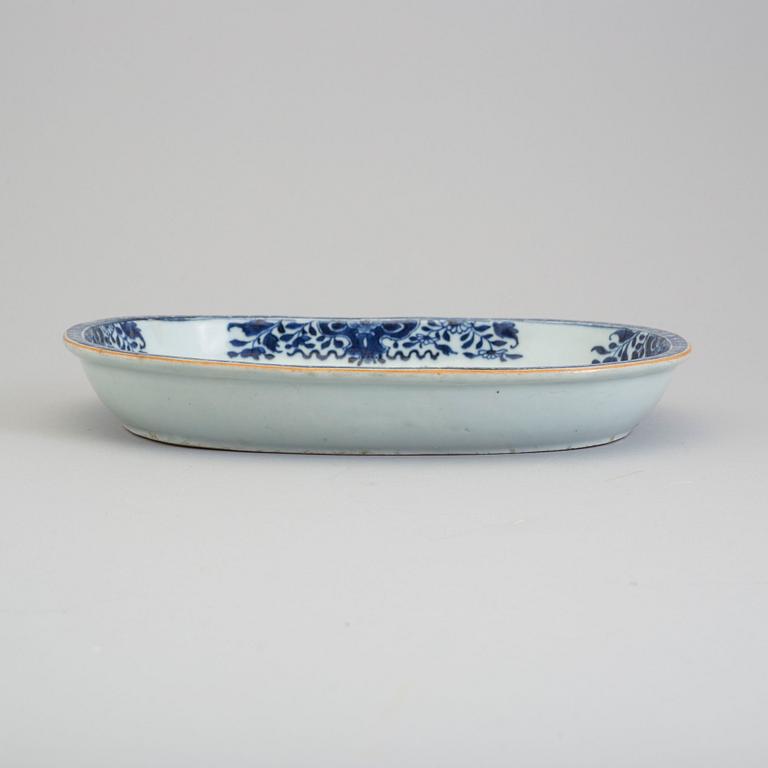 An oval shaped serving dish, Qing dynasty, Qianlong (1736-95).