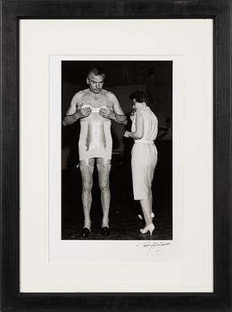 Terry O'Neill, "Laurence Olivier at the London Palladium", 1964.