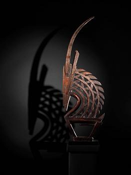 HUVUDPRYDNAD. Tshiwara/Ciwara (stiliserad antilophane). Trä med metallbeslag.