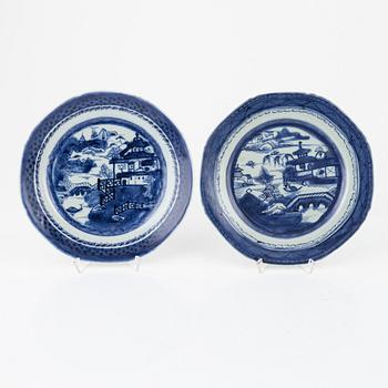 A Chinese blue and white service, 22 parts, Qing dynasty, 19th century.