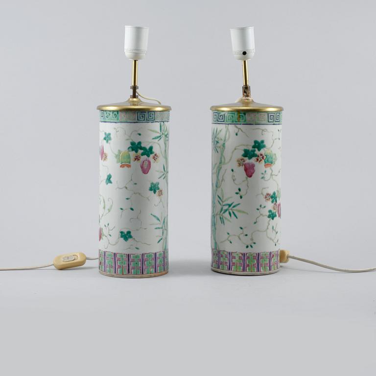 VASER/BORDSLAMPOR, ett par, porslin, Kina, 1900-tal.