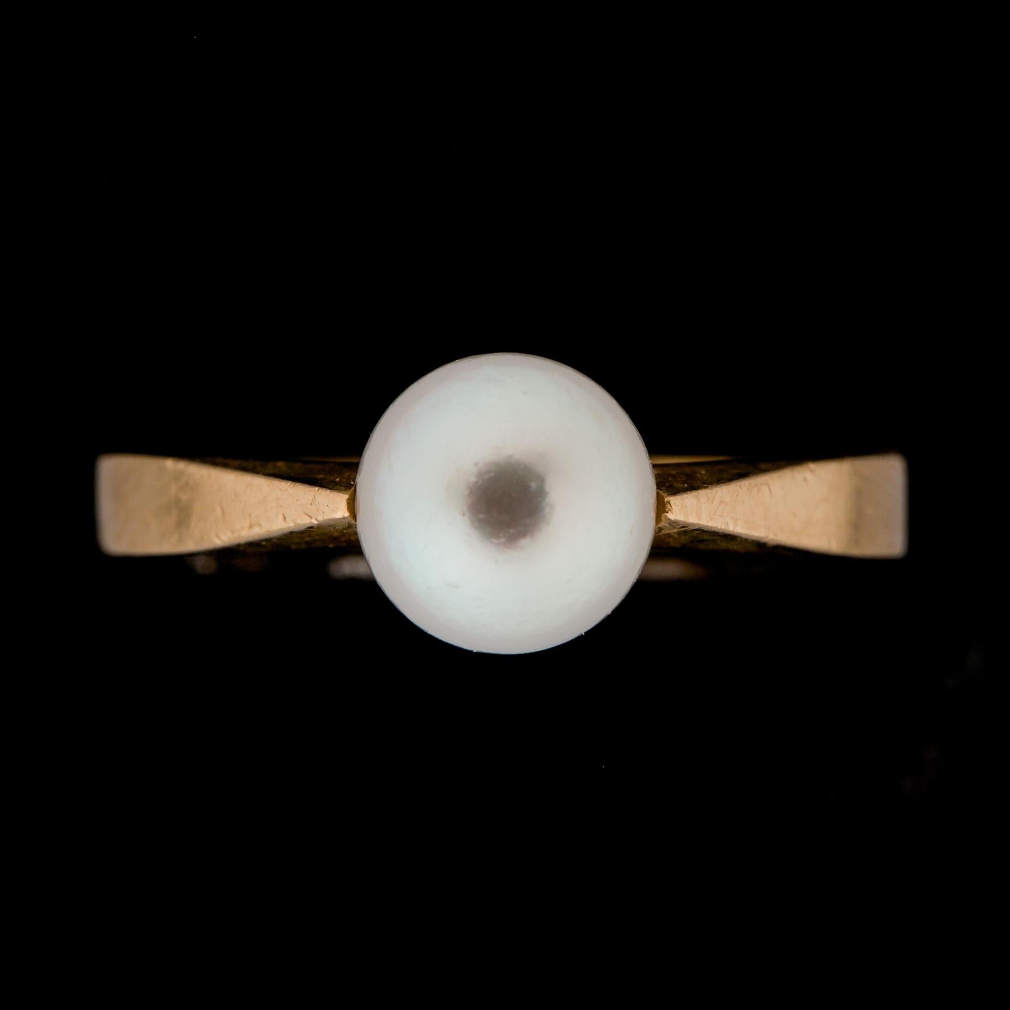 RING, 18 k guld med odlad pärla. Hugo Olsson, Helsingborg, 1970. Vikt ca 3,5 g.