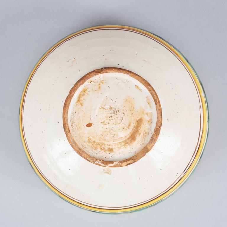 A french fayence bowl, 18th/19th century.