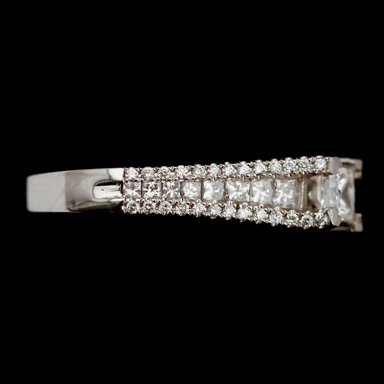 RING, 14 k vitguld, briljant och princesslipade diamanter, tot ca 1.0 ct.