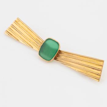 Brooch, 18K gold with green stone.