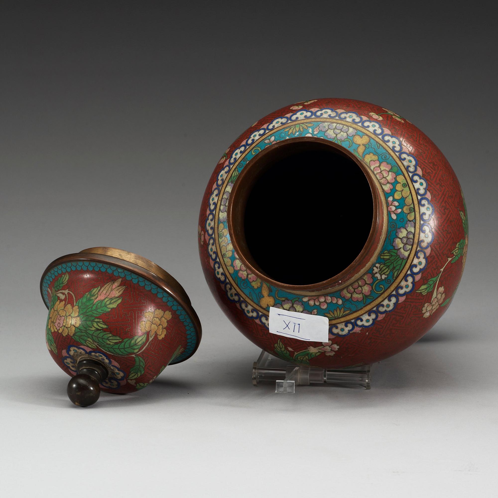 VAS med LOCK, cloisonné. Qing dynastin, 1800-tal.