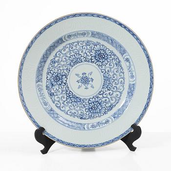 A blue and white serving dish, Qing dynasty, Yongzheng (1723-35).