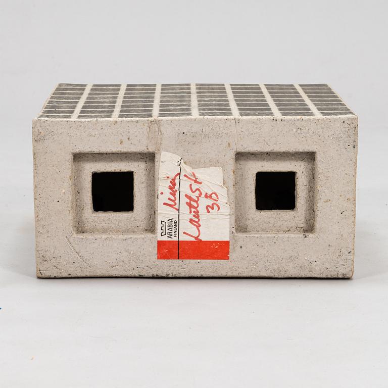Minni Lukander, A sculpture /urn signed Minni 1984 Arabia.