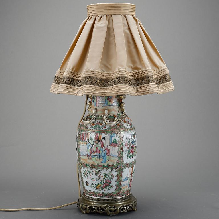 BORDSLAMPA/URNA, porslin, Kina, 1800-talets andra hälft.