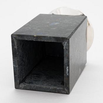 Pekka Piekäinen, veistos, anortosiitti ja hopea, leimattu 1999 Platinoro, Turku.