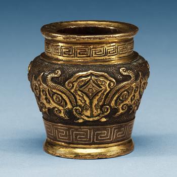 1515. MINIATYRURNA, förgylld brons samt koppar. Arkaiserande, troligen Qing dynastin (1644-1912).