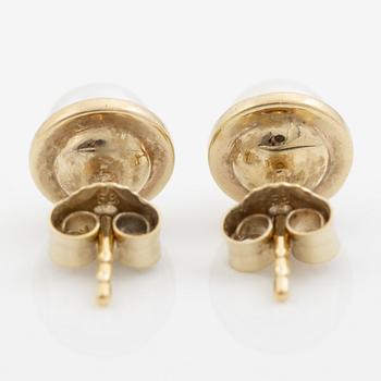 A pair of earrings in 18K gold with cultured pearls.