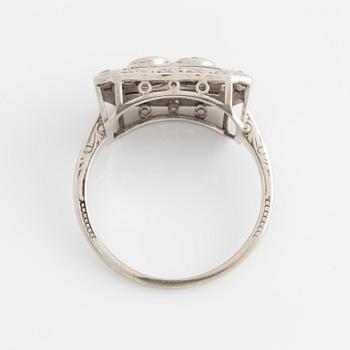 Ring with two brilliant-cut diamonds.