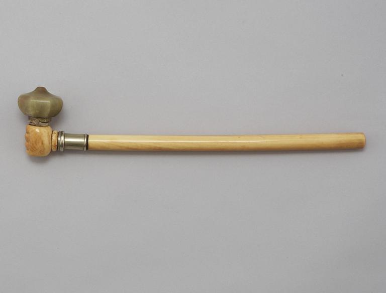 OPIUMPIPA, elfenben. Skuren dekor, sen Qing dynastin (1644-1912).