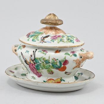 TERRIN MED UNDERFAT, porslin, Kina, 1800/1900-tal.