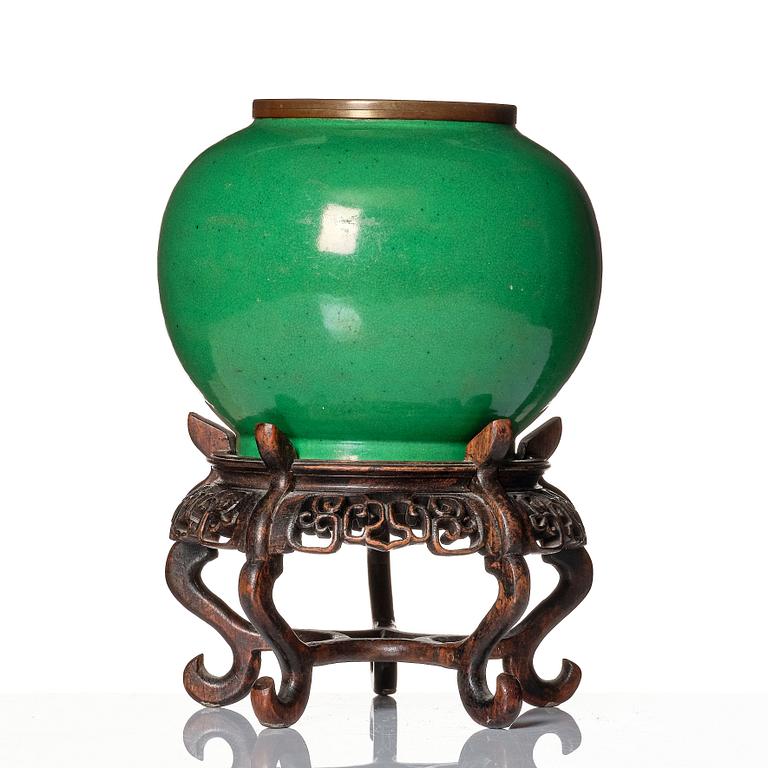 An apple green ge glazed jar, Qing dynasty, presumably 18th Century.