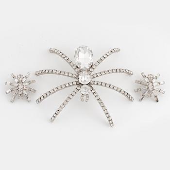 A large spider brooch and a pair of earrings.