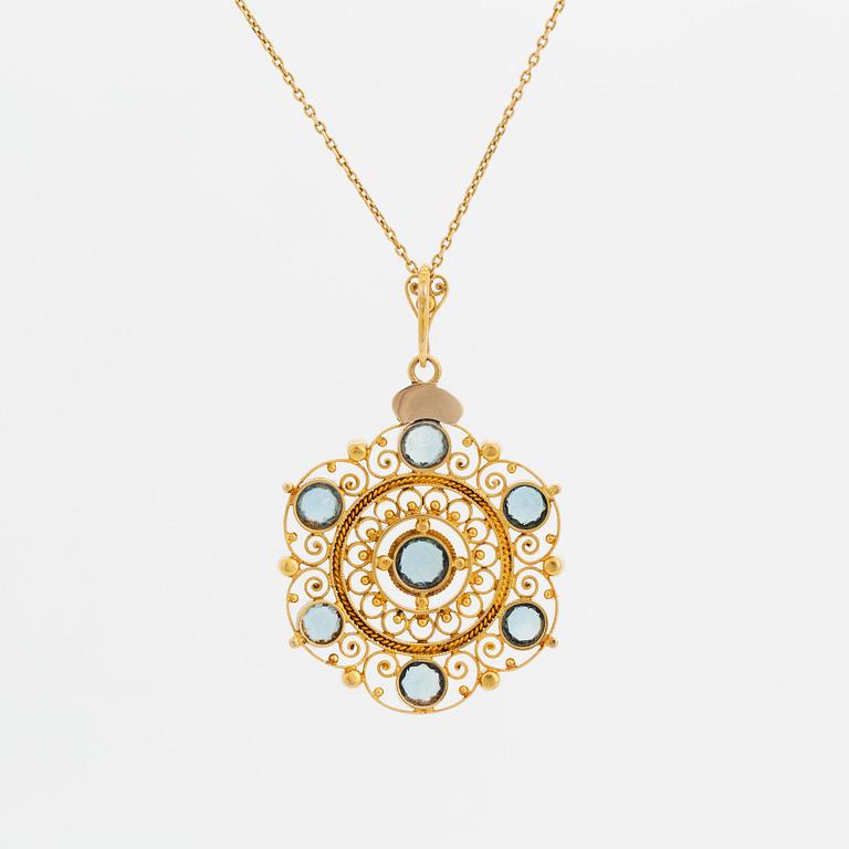 An 18K gold pendant set with faceted aquamarine and pearls.