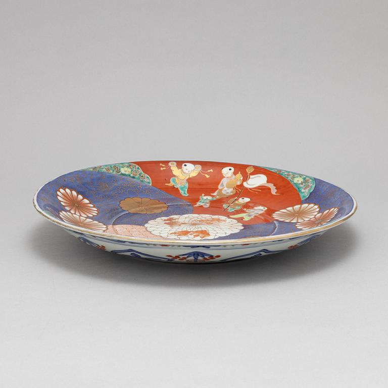 Praktfat, porslin, Japan, Meiji (1868-1912).